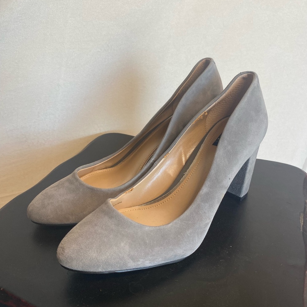 Women’s White House Black Market Gray Pumps